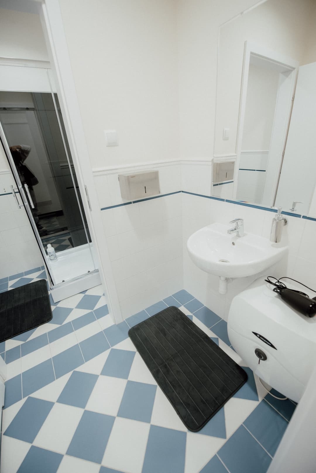 Piotrkowska 77 4 separete Bedrooms 4 osobne pokoje z osobna łazienką i kuchnią na korytarzu CHILLINLODZ 6
